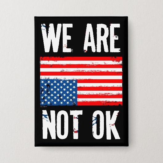 逆さまアメリカ国旗抗議デザイン We Are Not Ok 缶バッジ (正面)
