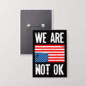 逆さまアメリカ国旗抗議デザイン We Are Not Ok 缶バッジ (正面/裏面)