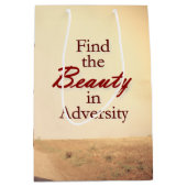 逆境の中で美しいを見つける ミディアムペーパーバッグ (正面)
