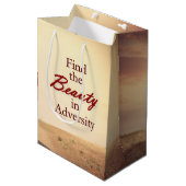 逆境の中で美しいを見つける ミディアムペーパーバッグ (正面アングル)