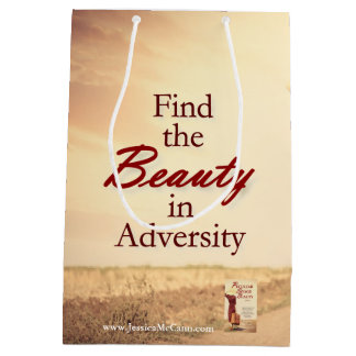 逆境の中で美しいを見つける ミディアムペーパーバッグ