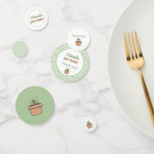 途中のテーブルに小さな芽が出る コンフェッティ (グループ)