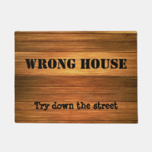 通りの下のおもしろいな木製の間違った家の試み