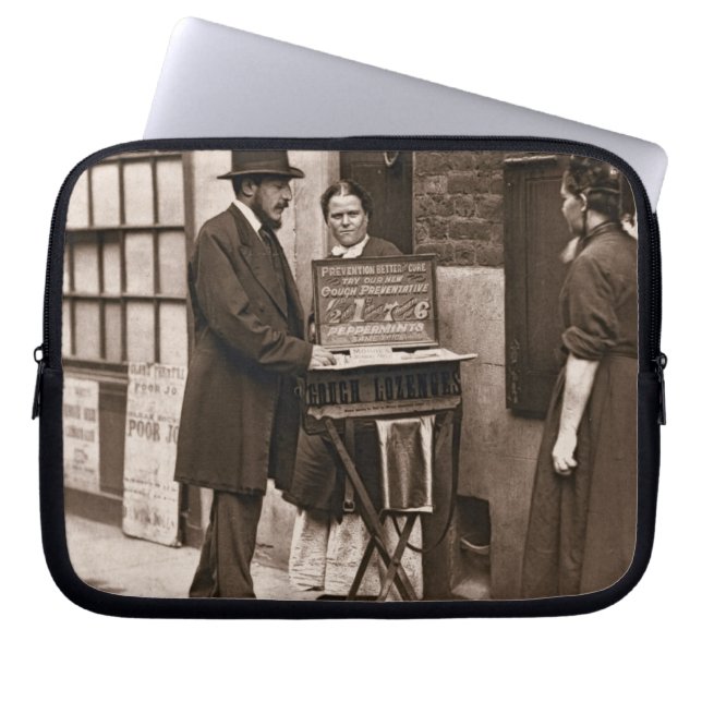 通りの医者1876-77年(woodburytype) ラップトップスリーブ (正面)