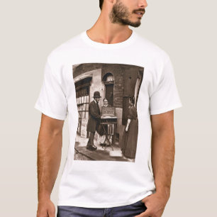 通りの医者1876-77年(woodburytype) tシャツ