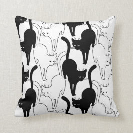 通りの黒猫 クッション