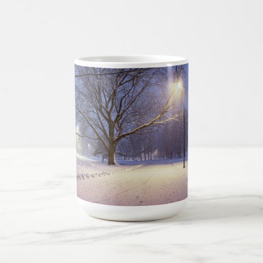 通りライトと雪の木で覆われた コーヒーマグカップ (中央)
