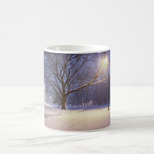 通りライトと雪の木で覆われた コーヒーマグカップ (中央)