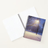 通りライトと雪の木で覆われた ノートブック (内部)