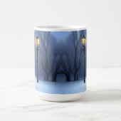 通りランプ白熱［赤熱］光を放つインウィンターワンダーランド コーヒーマグカップ (中央)