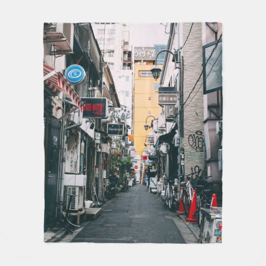 通り間グレーコンクリート建物 フリースブランケット (正面)