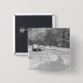 通りB&Wの雪によっておおわれる車 缶バッジ (正面&裏面)
