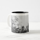 通りde Flandreのバリケード ツートーンマグカップ (正面左)