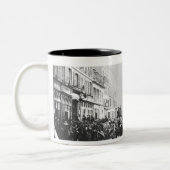 通りde Flandreのバリケード ツートーンマグカップ (左)