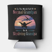 通常のおじいちゃんがいっぱいの世界Beスカイダイビンググランパ 缶クーラー (裏面)