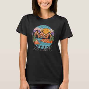 通常の晴れた山々のキャンプでのハイキングから脱出 Tシャツ