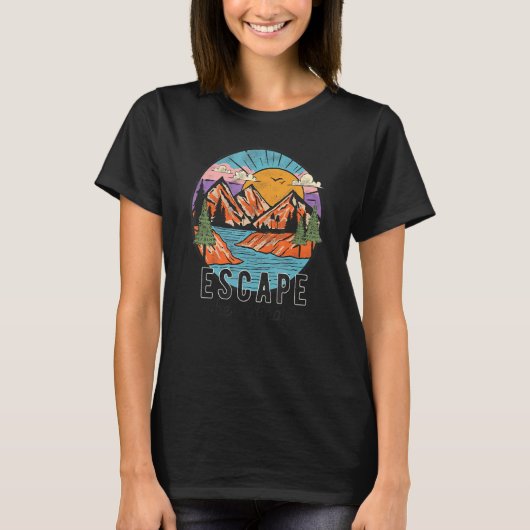 通常の晴れた山々のキャンプでのハイキングから脱出 Tシャツ (正面)