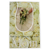 通路の下の歩くことへの私お母さんの感謝 ミディアムペーパーバッグ (正面)