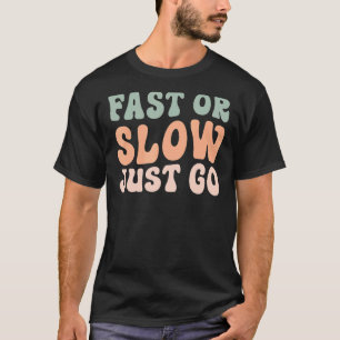 速いまたは遅いだけで行く Tシャツ