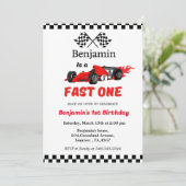 速いレーシングカーの男の子ファーストバースデーパーティー 招待状 (スタンド正面)