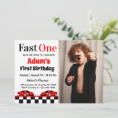 速い赤いレースカーの男の子 1歳の誕生日パーティーの写真 招待状 (スタンド正面)