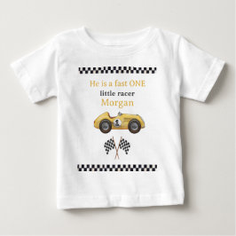 速い黄色のレースカーの子供の1歳の誕生日パーティー ベビーTシャツ