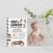 速くて好奇心に満ちたブラウンレースカー3rd誕生日の写真 招待状 (スタンド正面)