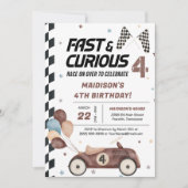 速くて好奇心に満ちたブラウンレースカー4th誕生日パーティー 招待状 (正面)