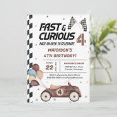 速くて好奇心に満ちたブラウンレースカー4th誕生日パーティー 招待状 (スタンド正面)