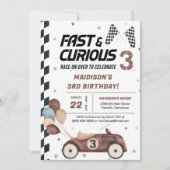 速くて好奇心旺盛な茶色のレースカーの3歳誕生日パーティー 招待状 (正面)