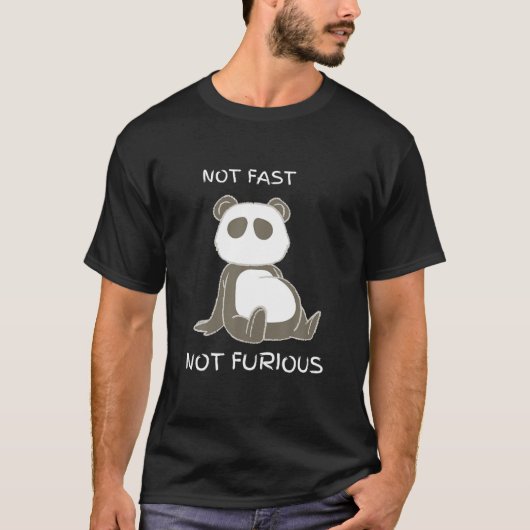 速くない怒らないパンダおもしろいアパレル Tシャツ (正面)