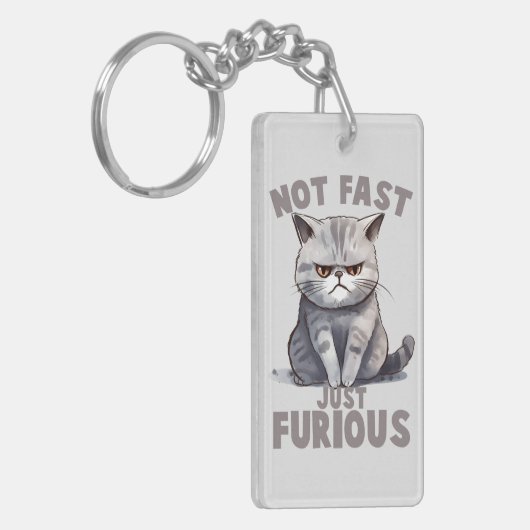 速くなく、怒り狂った – グレーの猫のユーモア キーホルダー (正面左)
