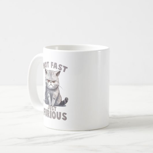 速くなく、怒り狂った – グレーの猫のユーモア コーヒーマグカップ (正面左)