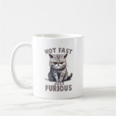 速くなく、怒り狂った – グレーの猫のユーモア コーヒーマグカップ (左)