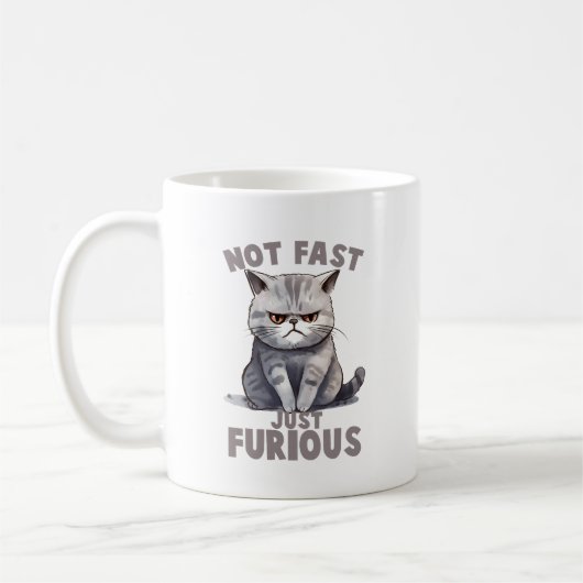 速くなく、怒り狂った – グレーの猫のユーモア コーヒーマグカップ (左)