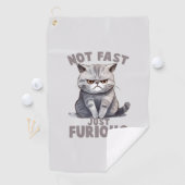 速くなく、怒り狂った – グレーの猫のユーモア ゴルフタオル (インサイチュ)