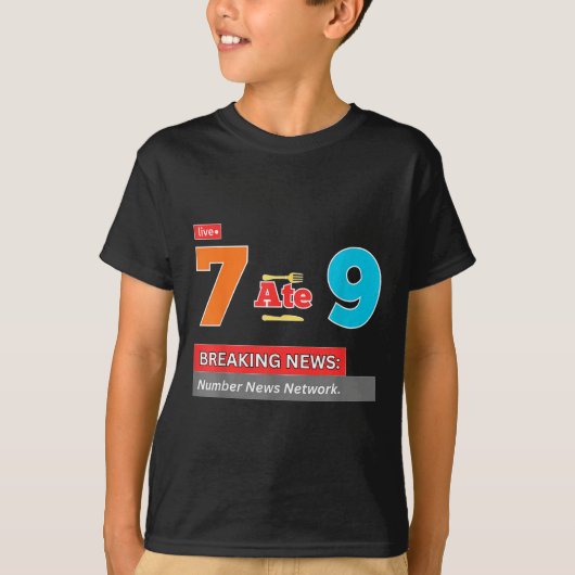 速報 7が9を食べた 数学ジョーク おもしろ 67 ミーム ハウス Tシャツ (正面)