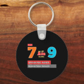 速報 7が9を食べた 数学ジョーク 面白い 67 ミーム ホール キーホルダー (正面)