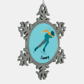 速度スケートで滑る スノーフレークピューターオーナメント (左)