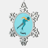 速度スケートで滑る スノーフレークピューターオーナメント (右)