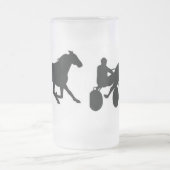 速歩馬によって曇らされるマグ フロストグラスビールジョッキ (中央)