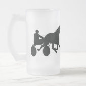 速歩馬によって曇らされるマグ フロストグラスビールジョッキ (左)