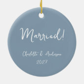連パーソナライズされた結婚した組の手書き青 セラミックオーナメント (裏面)