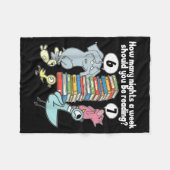 週に何回くらい6～7Ｍの本を読むべき？ フリースブランケット (正面(横))