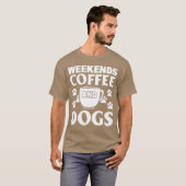 週末のコーヒーと犬 ドッグカフェのバリスタの女の子 Tシャツ (正面フル)