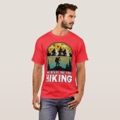 週末は自然の中でハイキングとキャンプを楽しむ少年 Tシャツ (正面フル)
