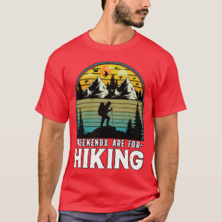 週末は自然の中でハイキングとキャンプを楽しむ少年 Tシャツ