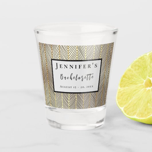 週末旅行のパーソナライズされたバチェロレッテショット ショットグラス (正面)