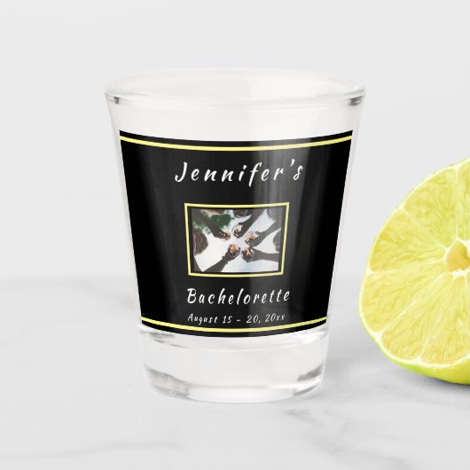 週末旅行パーソナライズされたバチェロレッテ黒 ショットグラス (正面)