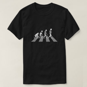 進化-大修道院の道のパロディ Tシャツ